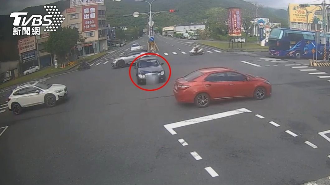 黑色賓士車闖紅燈。(圖/TVBS)