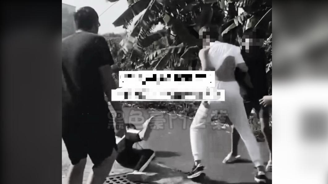 台南西港一名女子遭到多名男女痛毆，畫面流出後引起網友暴怒直呼要私刑正義。（圖／翻攝自黑色豪門）