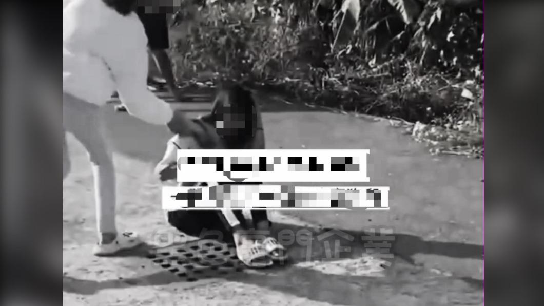 被害女子遭到棍棒與拳頭痛毆,並被多名男女持拖鞋搧臉。(圖/翻攝自黑色豪門)