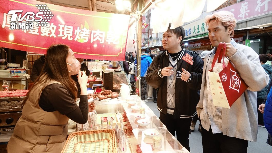 陳零九遇到熱情店家試吃肉乾。(圖/張哲鳴攝)