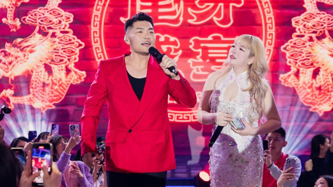 李玖哲（左）登台演出。（圖／李老闆直播集團提供）