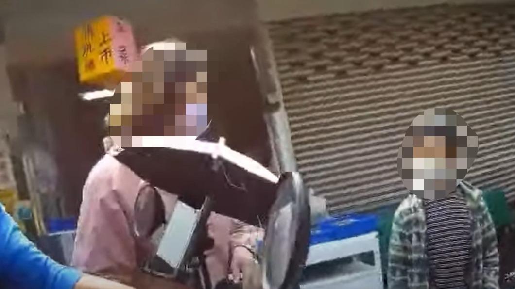 男童故意衝出嚇機車!外送員慘自摔狂罵 他還躲阿嬤身後「竊笑」