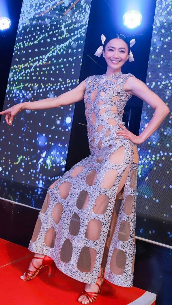 侯怡君穿著鏤空禮服登場。(圖/民視提供)