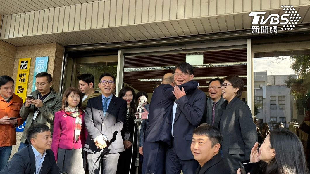 昔日冤家熱情擁抱。(圖/陳昫蓁攝)