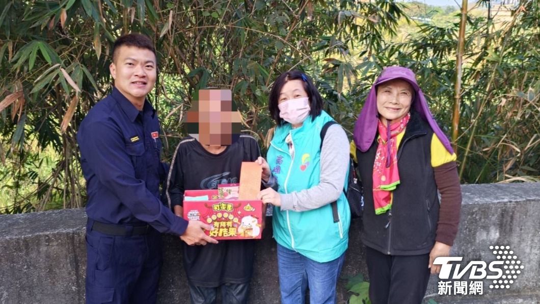 警方經通報社會局仁武社福中心,便共同前往關懷慰訪與提供救助。(圖/TVBS)