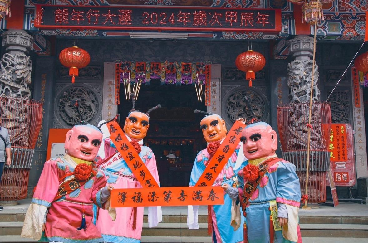 廟方為此與雲林縣知名畫會萍風藝術學會辦義寫春聯活動,供信眾免費帶回家