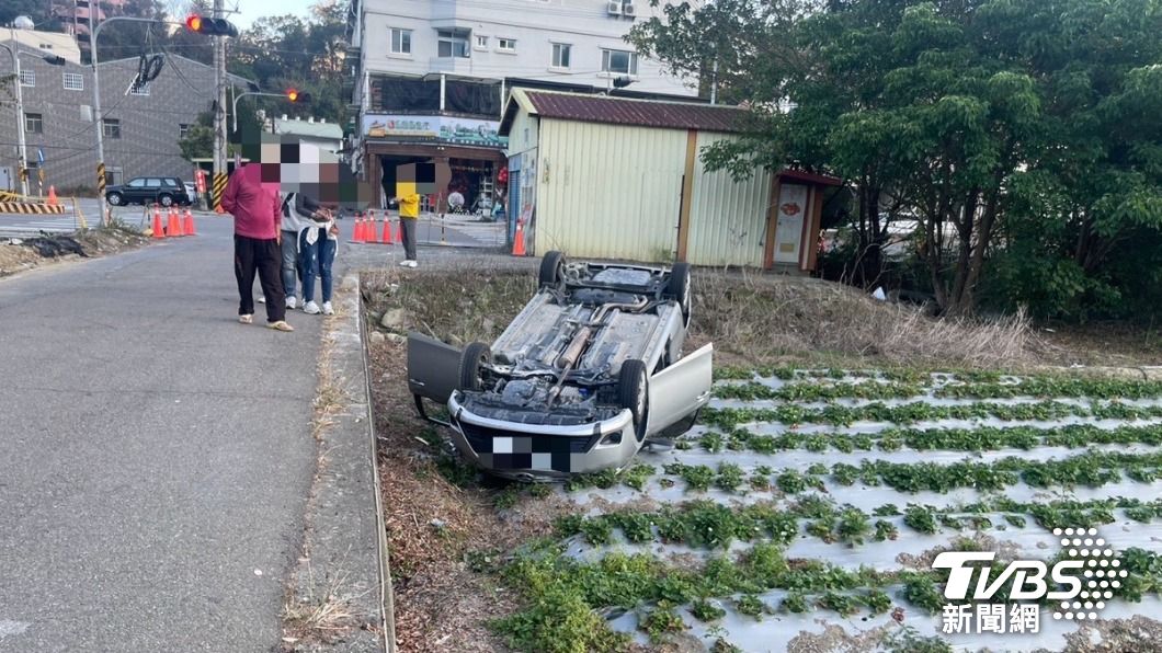 劉男事後也向警方坦承,因為與後座乘客聊天太過忘我,導致忘記注意路況。(圖/TVBS)