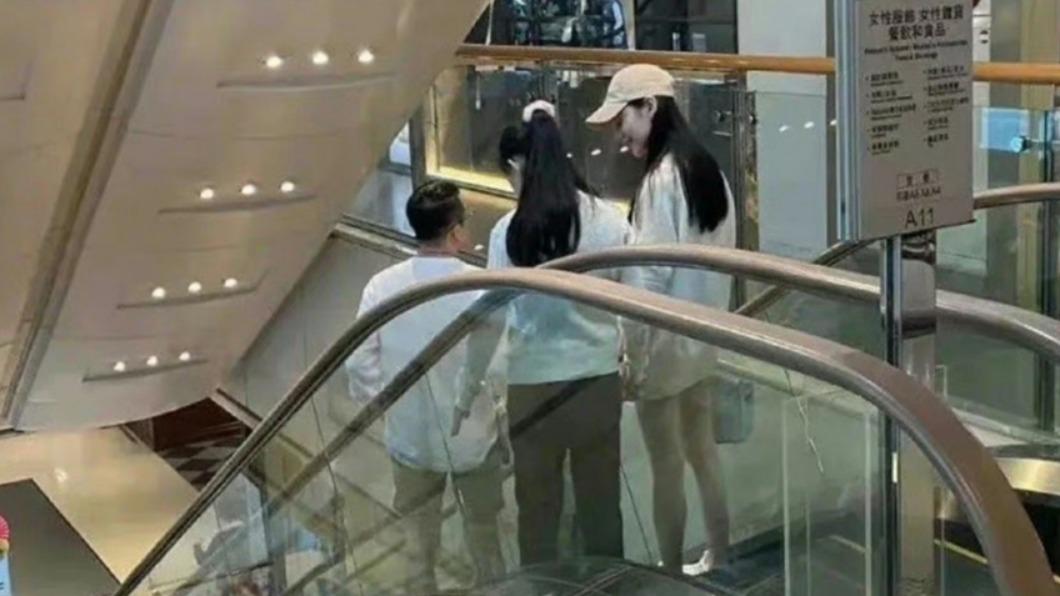 汪小菲帶兩個孩子在新加坡過年。（圖／翻攝自微博）