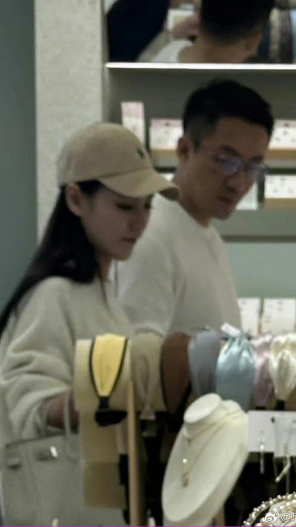 汪小菲和曼蒂往定交往。(圖/翻攝自微博)