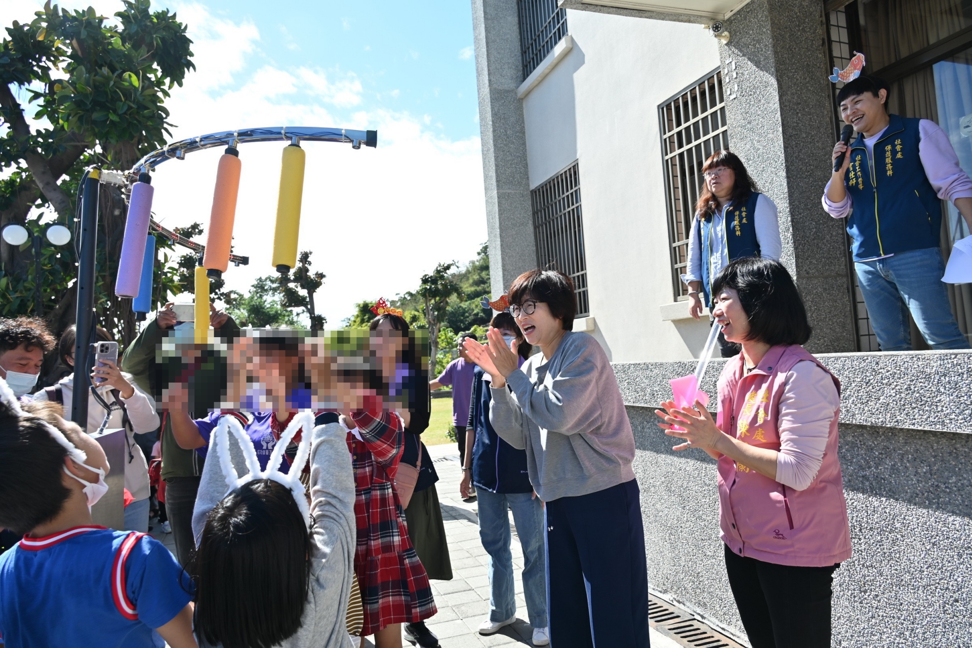 3日辦理「龍飛鳳舞‧溫馨圍爐」活動,讓轄內監護及安置兒少感受年節氣氛。(圖片來源:台東縣政府)