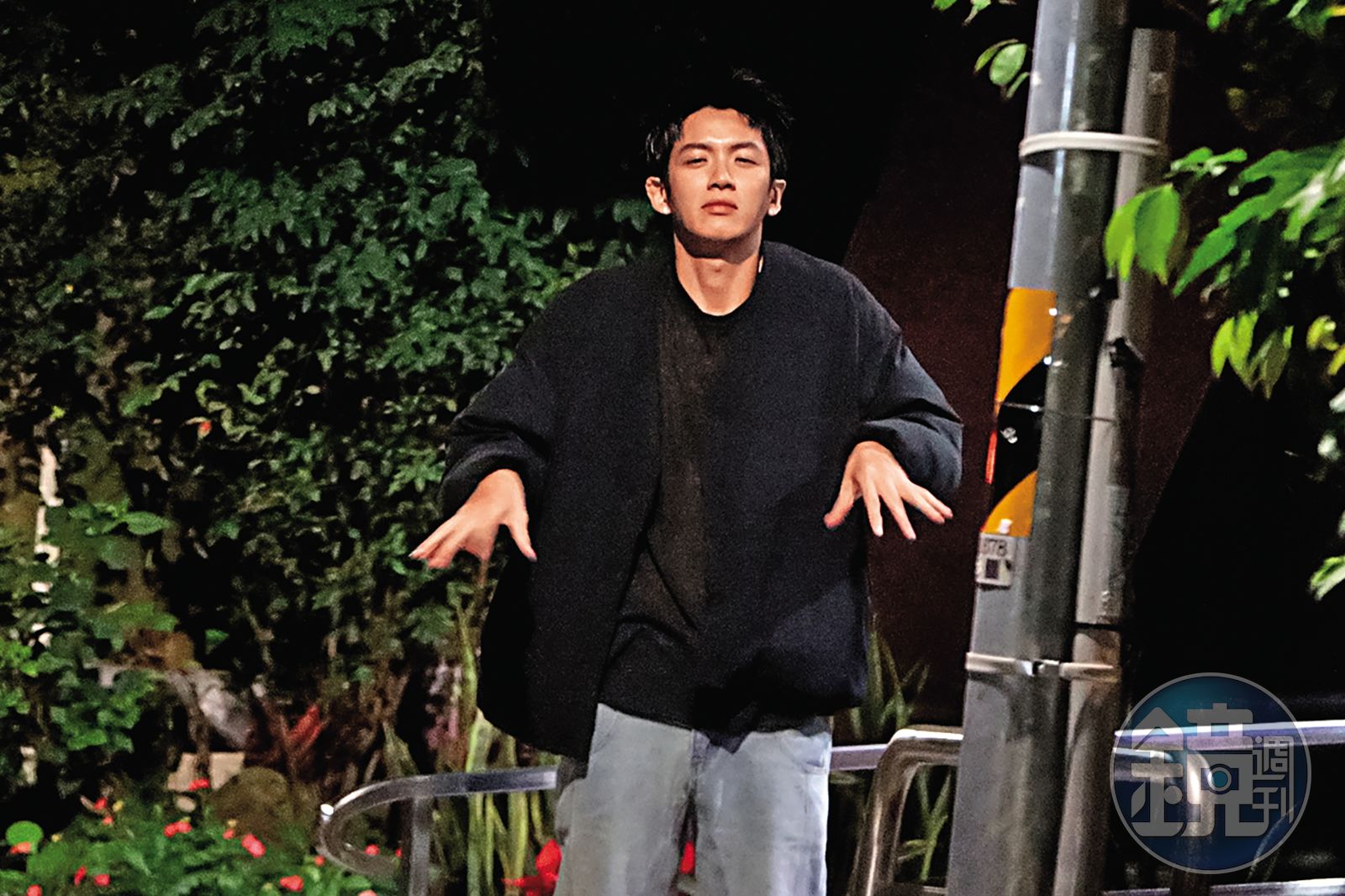 也算long time no see(龍潭龍戲)的柯震東,面對鏡頭手腳忙得咧。(圖/鏡週刊)