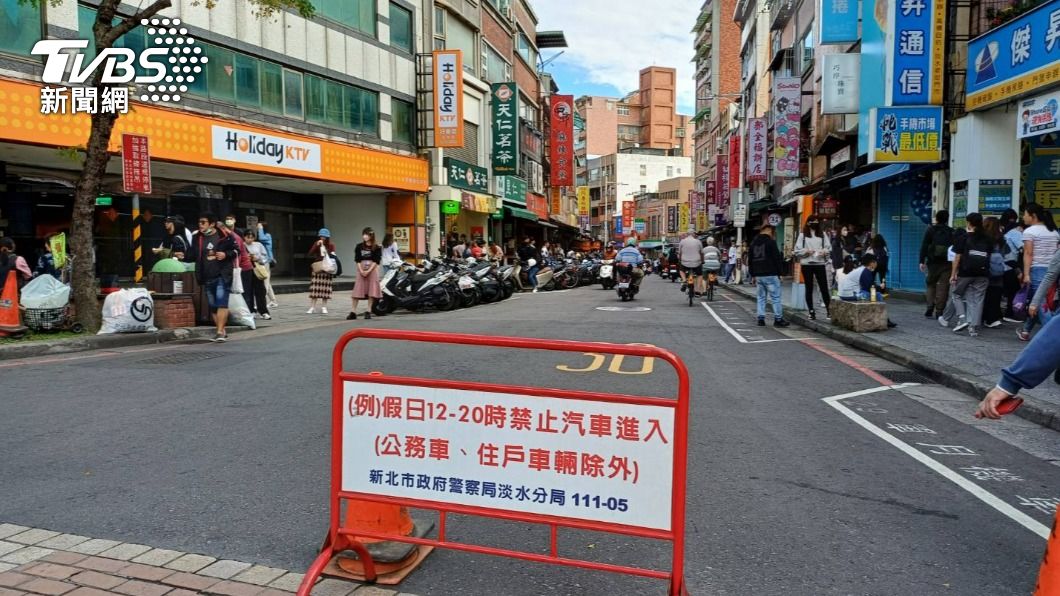 淡水警管制車輛進入。(圖/TVBS)
