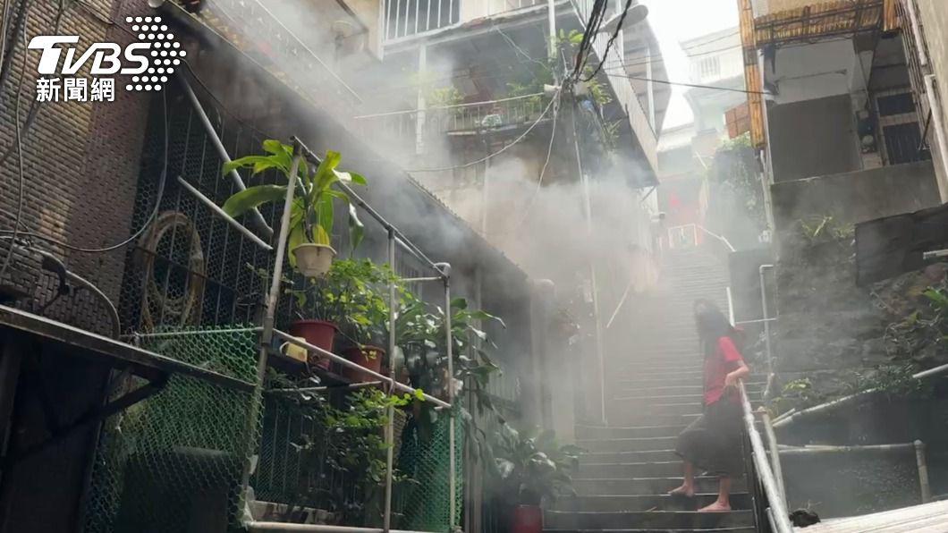 基隆民宅屋主煮飯忘關火 建築起火濃煙如乾冰狂竄1女腳燙傷