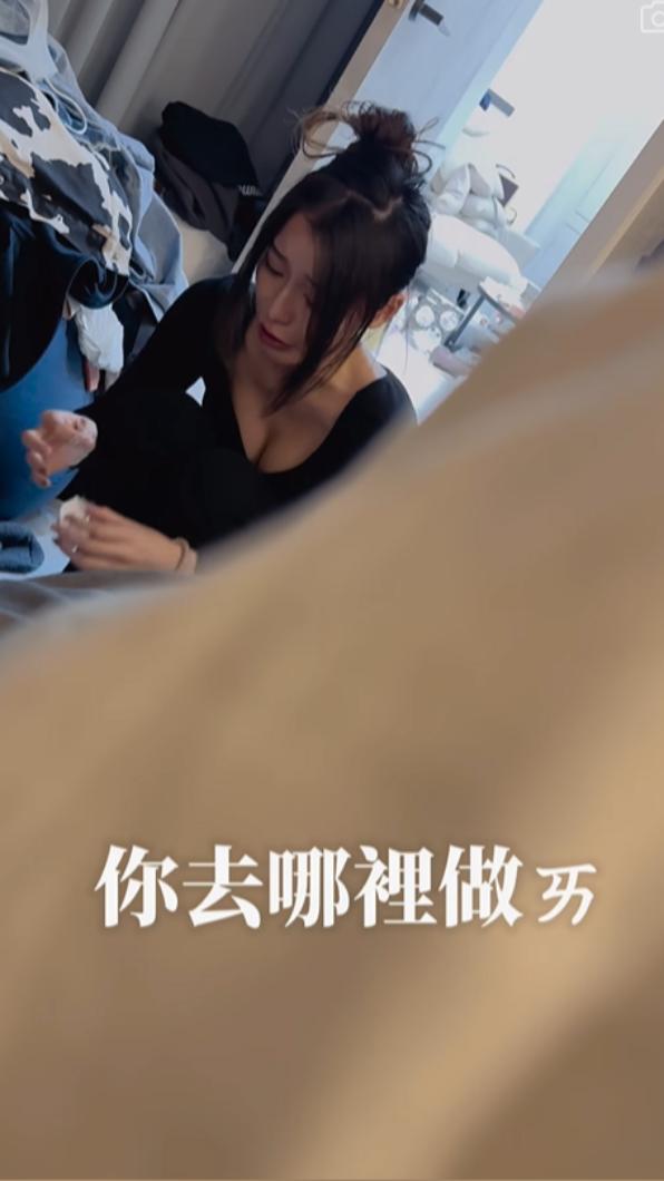 面對柔柔忘個精光是業配道具,酷炫於是順勢捉弄她。(圖/翻攝自kevin0204660 IG)