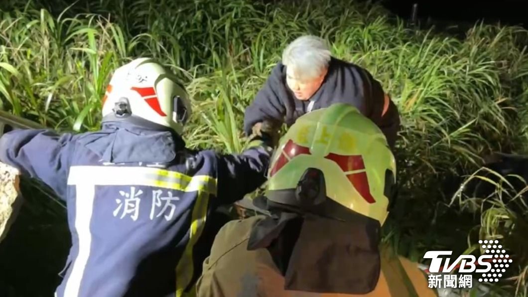 深夜想吃肉粽　開車墜谷３人受困