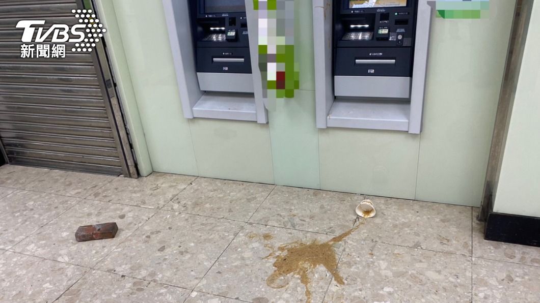 磚塊砸北市郵局ATM還倒麵線 莽男遭逮竟辯:我被逼的