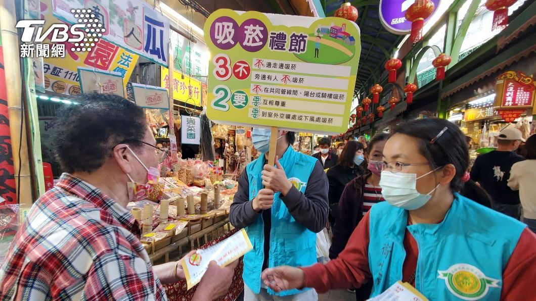 年貨大街採買不吸菸！高雄衛生局籲「吸菸禮節三不二要」