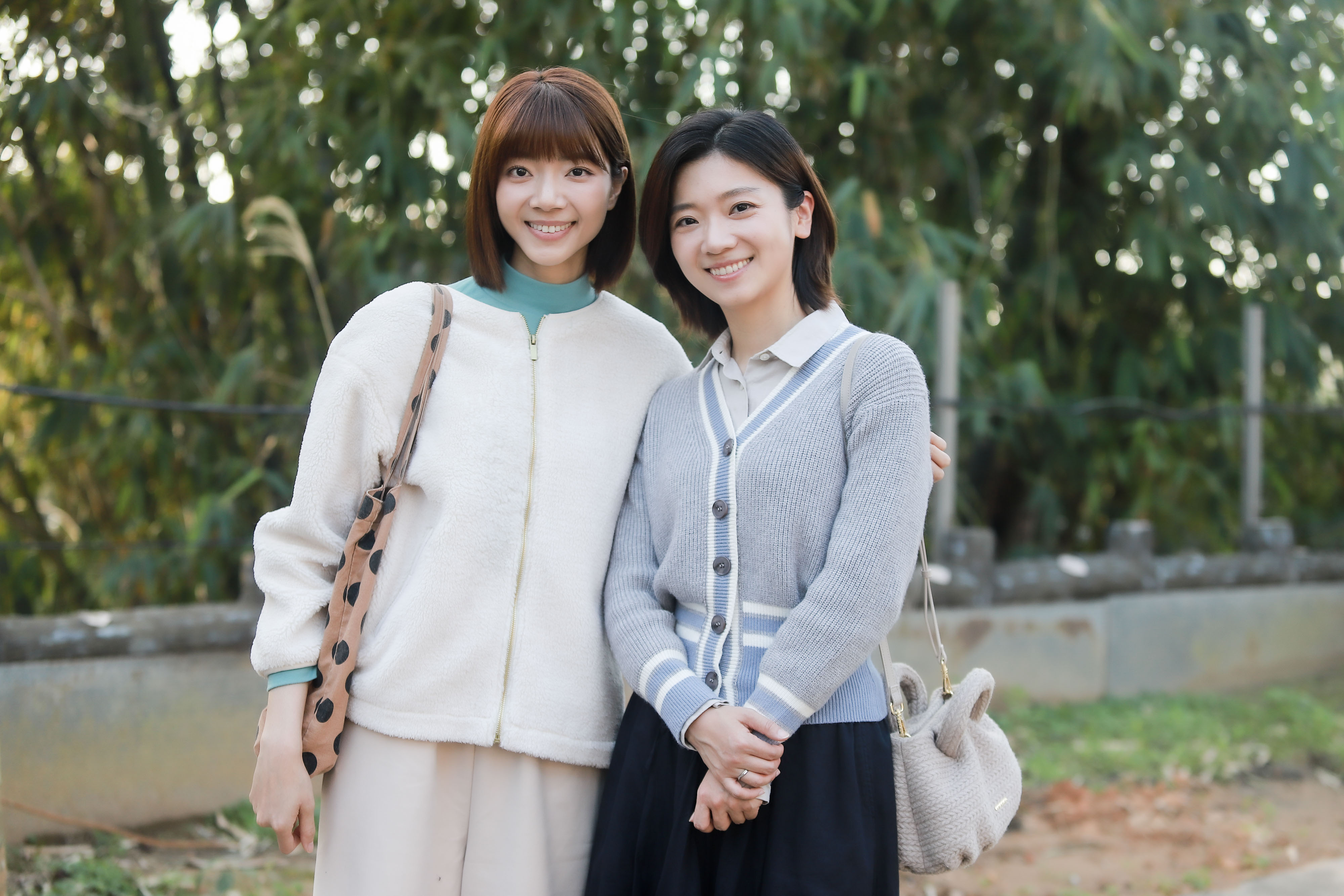周宇柔（左）、傅小芸為了《愛的榮耀》到新北山區拍攝撞車重頭戲。（圖／民視提供）