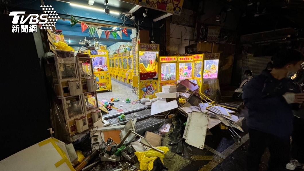 桃園酒駕男闖紅燈猛撞5汽機車 撞爛娃娃機店損失逾20萬