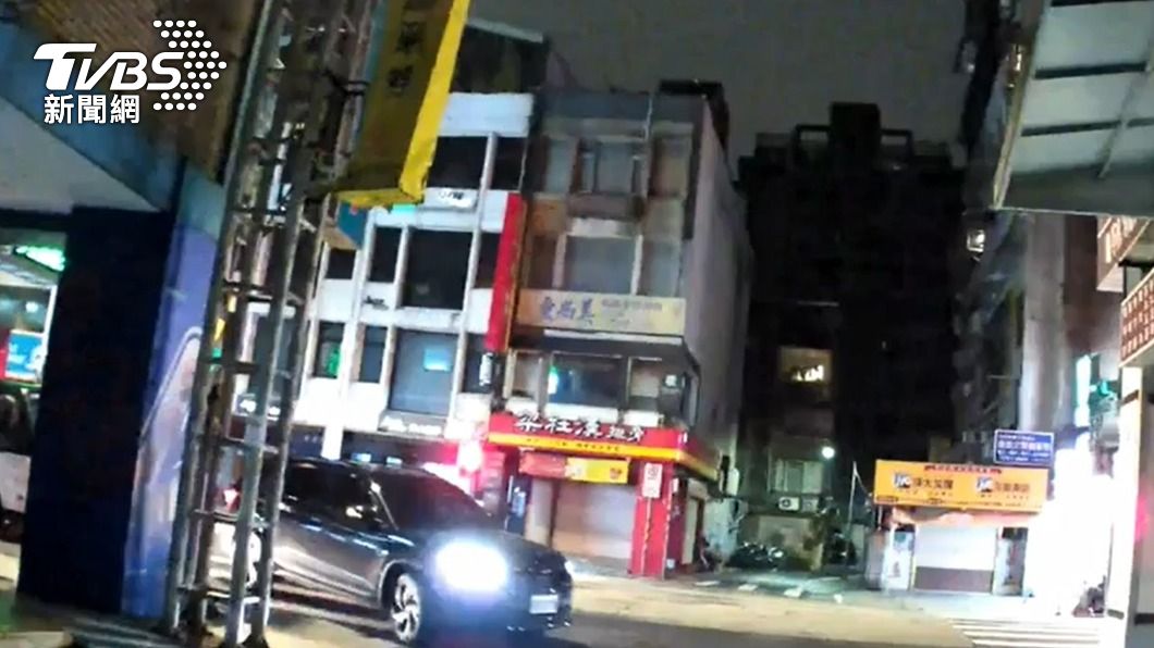 警員在巷內埋伏，準備攔停黃男的車輛。（圖／TVBS）