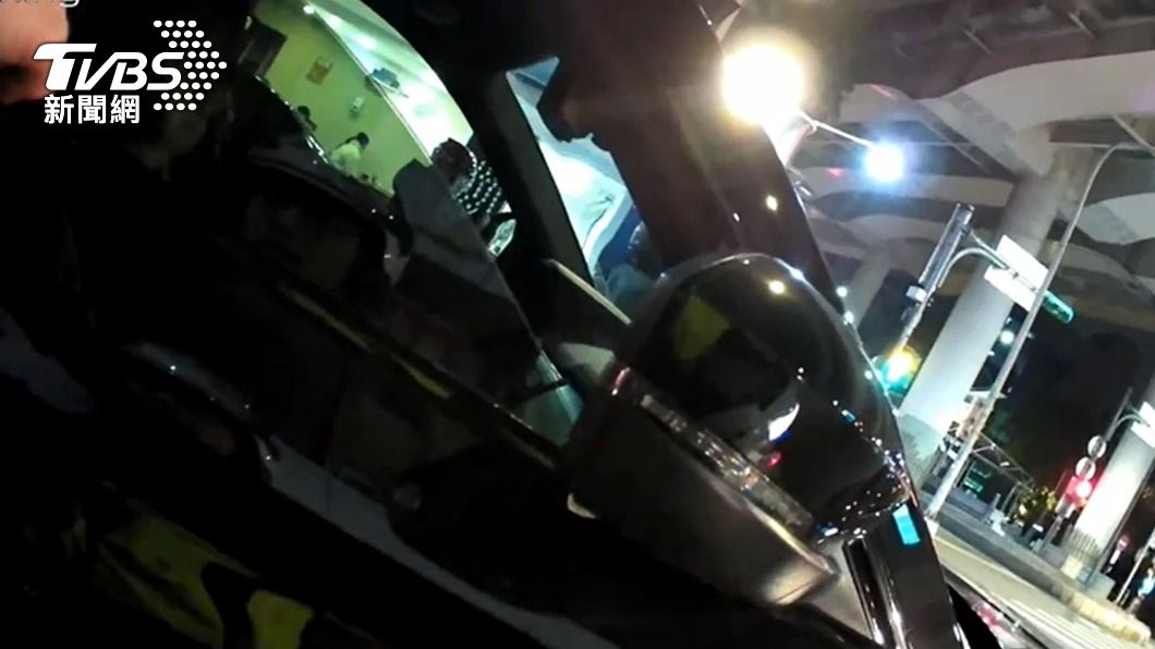 警員最後攔下黃男的車輛。（圖／TVBS）