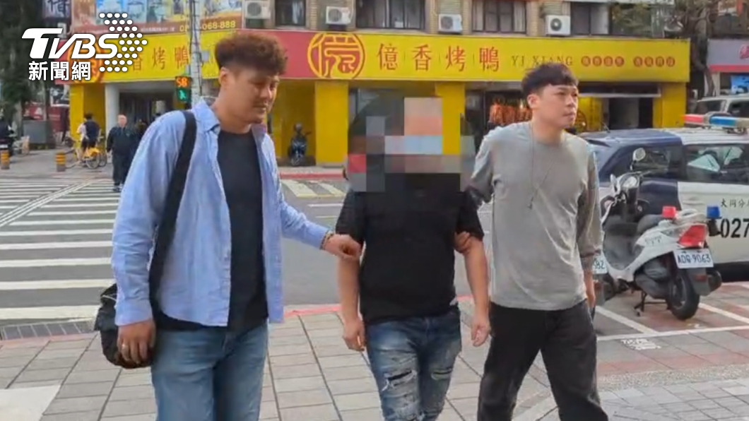 男子被依毀損公物罪送辦。(圖/TVBS)