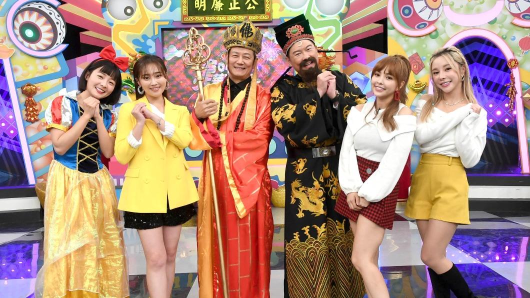 主持群籃籃(左起)、張文綺、徐乃麟、曾國城、徐凱希、巫以萱向觀眾們拜年。(圖/華視提供)