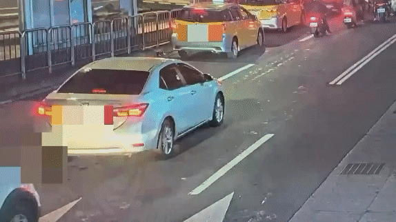 西裝男跳車後還走在車道中,相當危險。(圖/TVBS)
