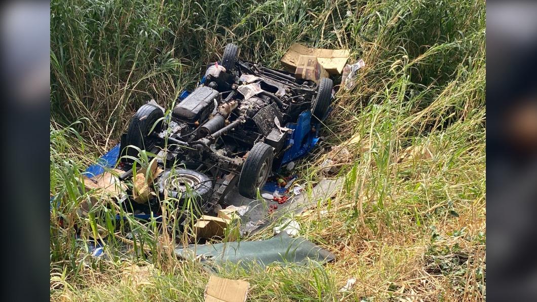 台76線離奇事故!小貨車墜3樓高路橋 父子倆困車內慘死