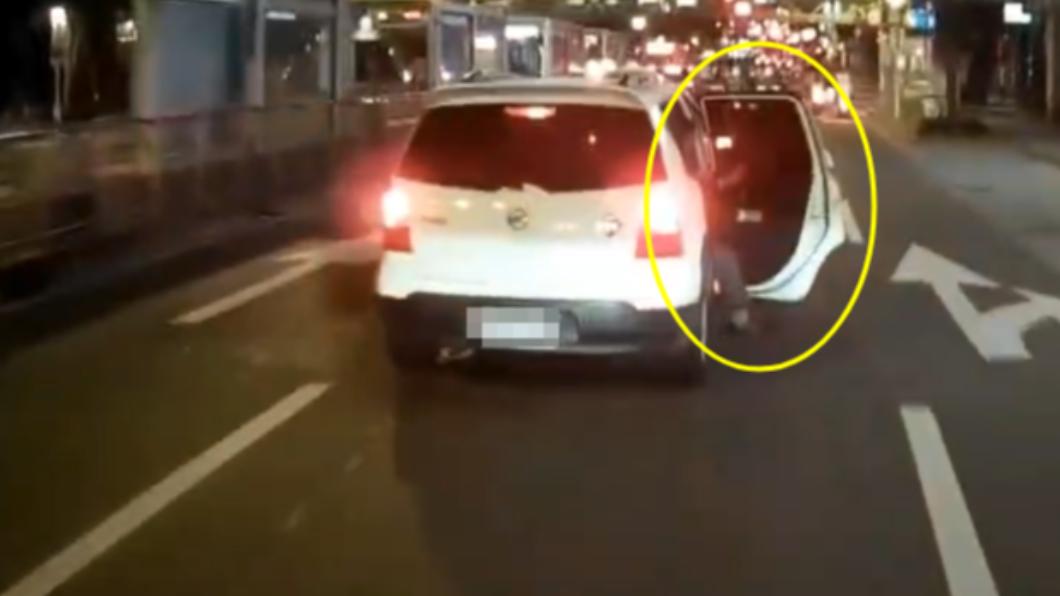 轎車車門開啟,男子拉著車門搖搖欲墜。(圖/翻攝自社會事新聞影音)