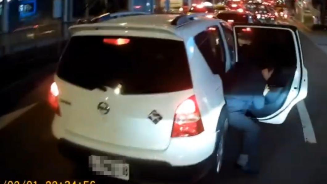 轎車未停下西裝男隨即跳車。(圖/TVBS)