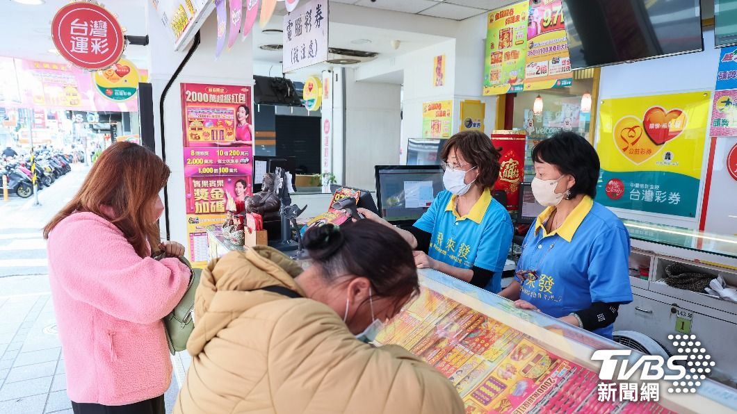 進彩券行先摸彌勒佛肚子!小資女幸運刮中300萬頭獎