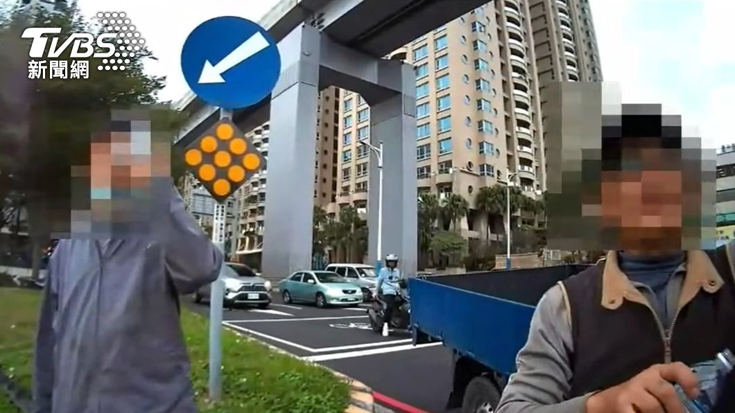 許男(左)酒駕被攔查,副駕駛座的老闆竟幫忙求情。(圖/TVBS)