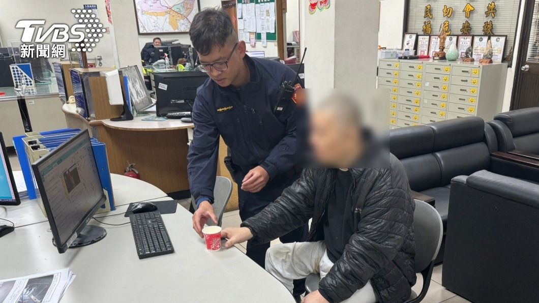 暖警救援!桃園失智男迷途癱坐地 尿失禁又雨淋溼透顫抖