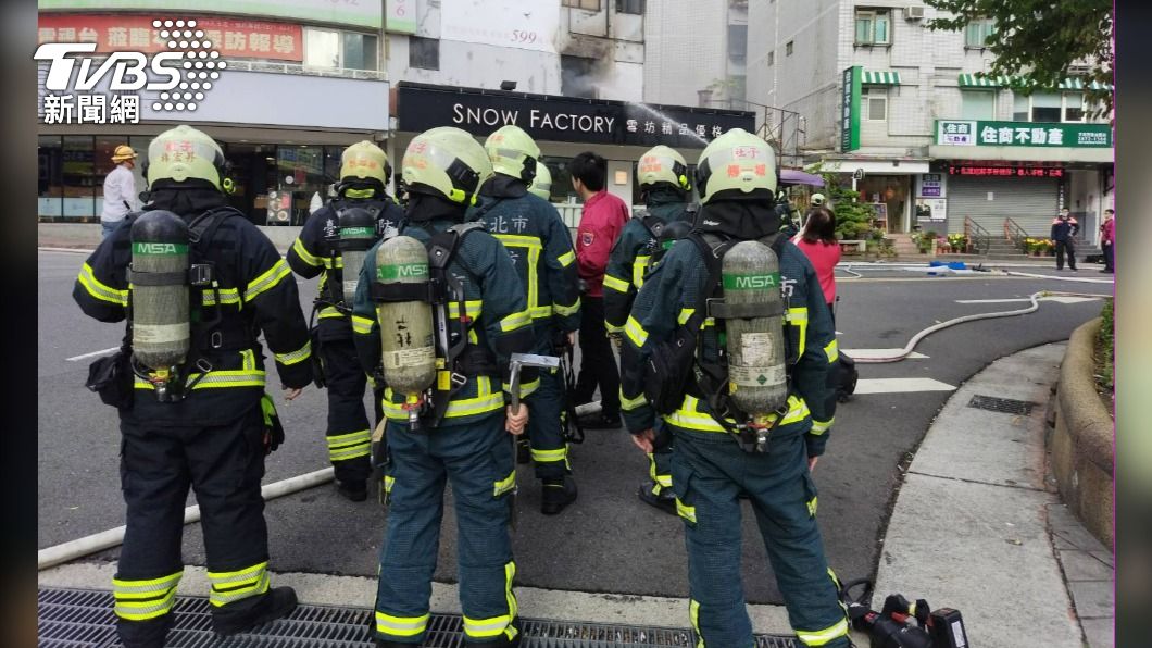 快訊/天母圓環旁大樓傳火警!SPA工作室竄濃煙 住戶急逃亡