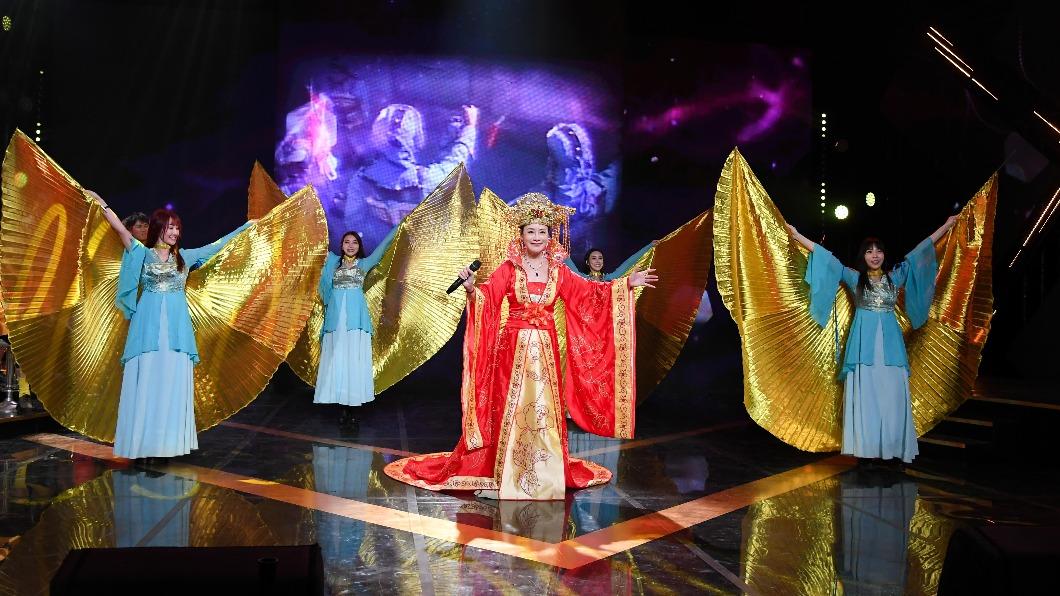 金佩珊（中）在《超級華人風雲大賞》表演。（圖／三立提供）