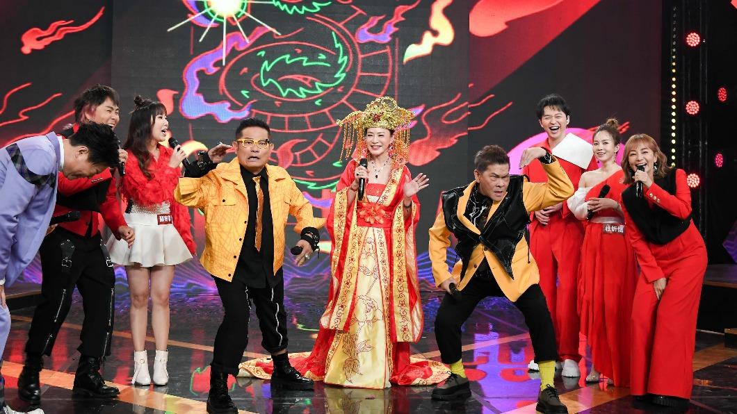 金佩珊（中）在《超級華人風雲大賞》表演。（圖／三立提供）