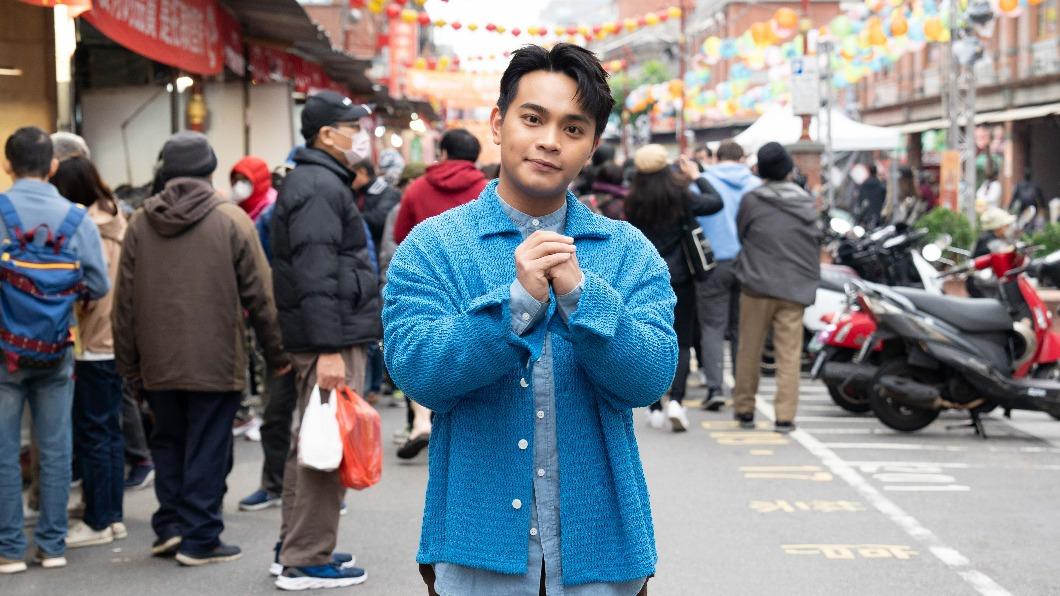 他在馬路旁唱歌爆紅!350萬人搶看 真實身分曝光
