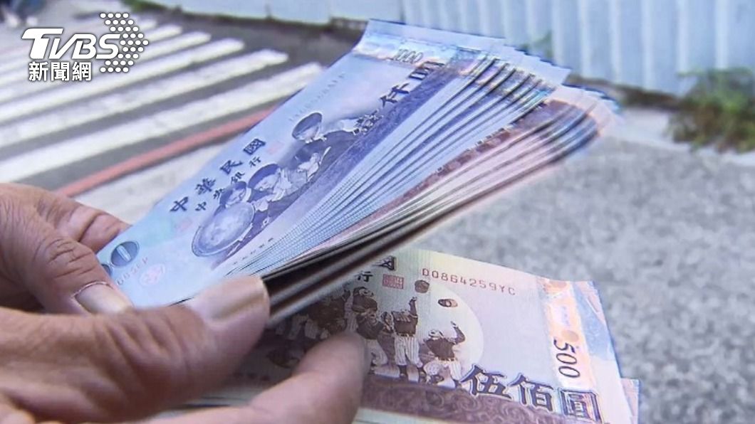 領現金年終爽炫耀!不熟友逼借錢「不給不走」 一票不挺:活該