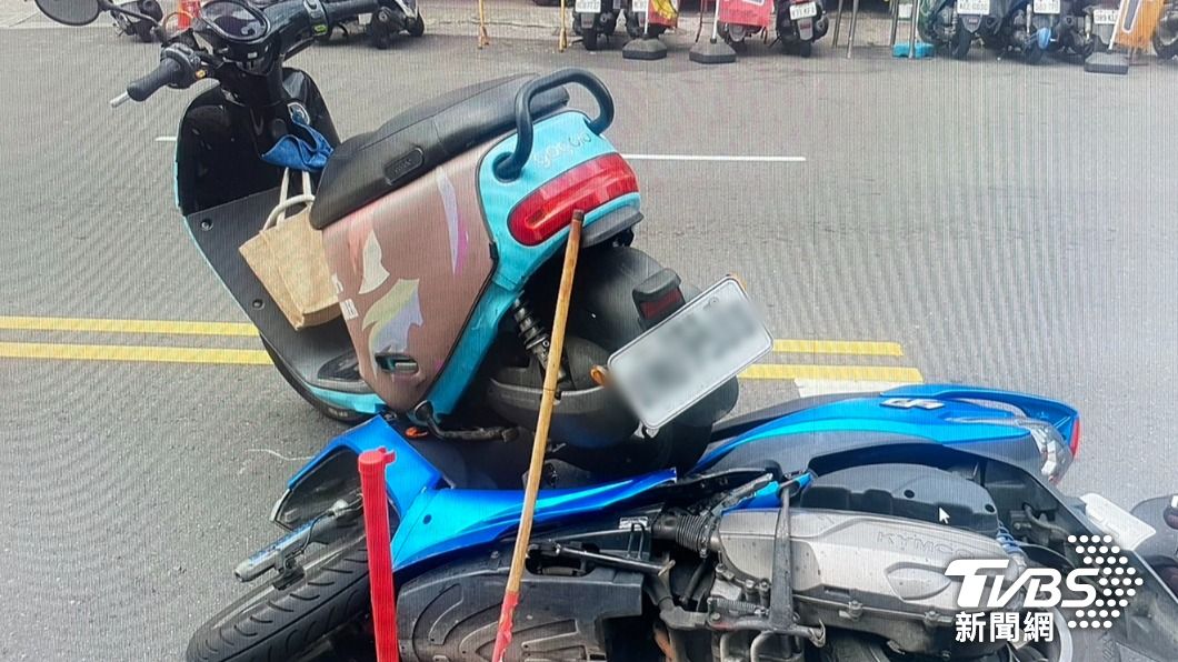 高雄市鳳山區發生一起機車碰撞事件，雙方倒地後，機車竟騎上對方龍頭並「詭異交疊」。（圖／TVBS）