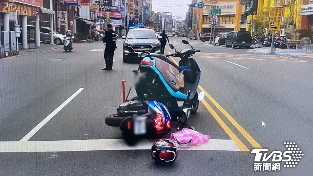 謝男疑似起步前未禮讓行進中車輛，導致與同樣騎乘機車周姓男子相撞後倒地。（圖／TVBS）