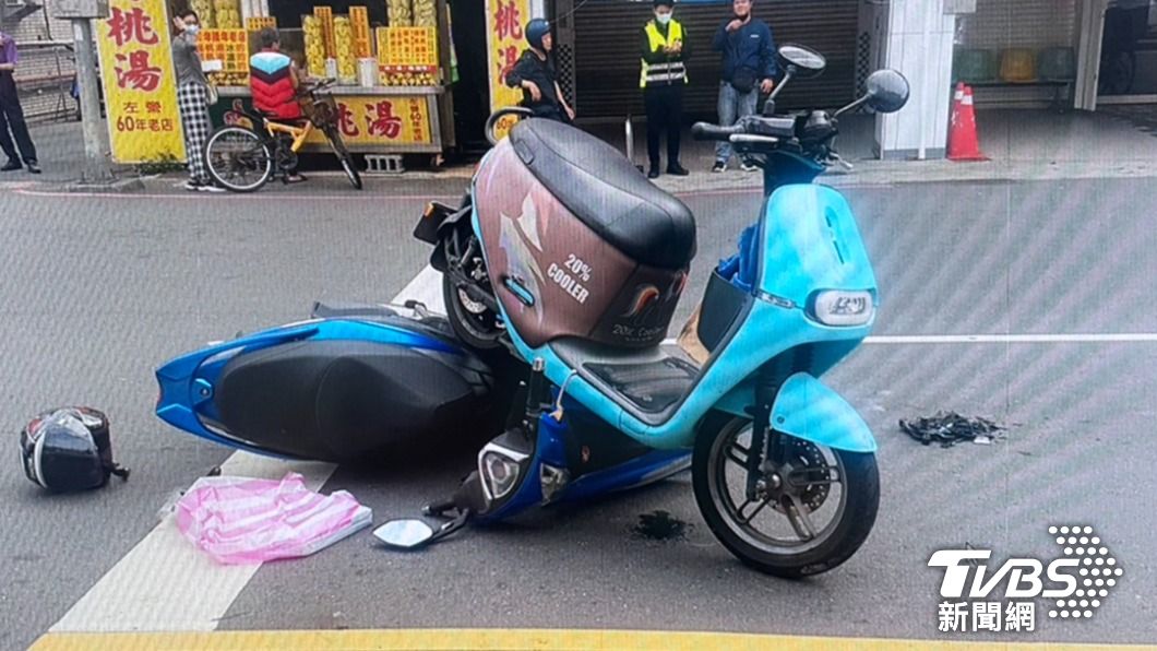 雙方機車倒地後竟呈現「互相交疊」，有一台機車直立在對方機車的龍頭上。（圖／TVBS）