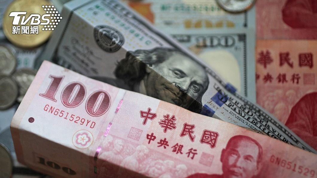 熱錢出走!新台幣狂貶慘收在32.636元 創近8年新低