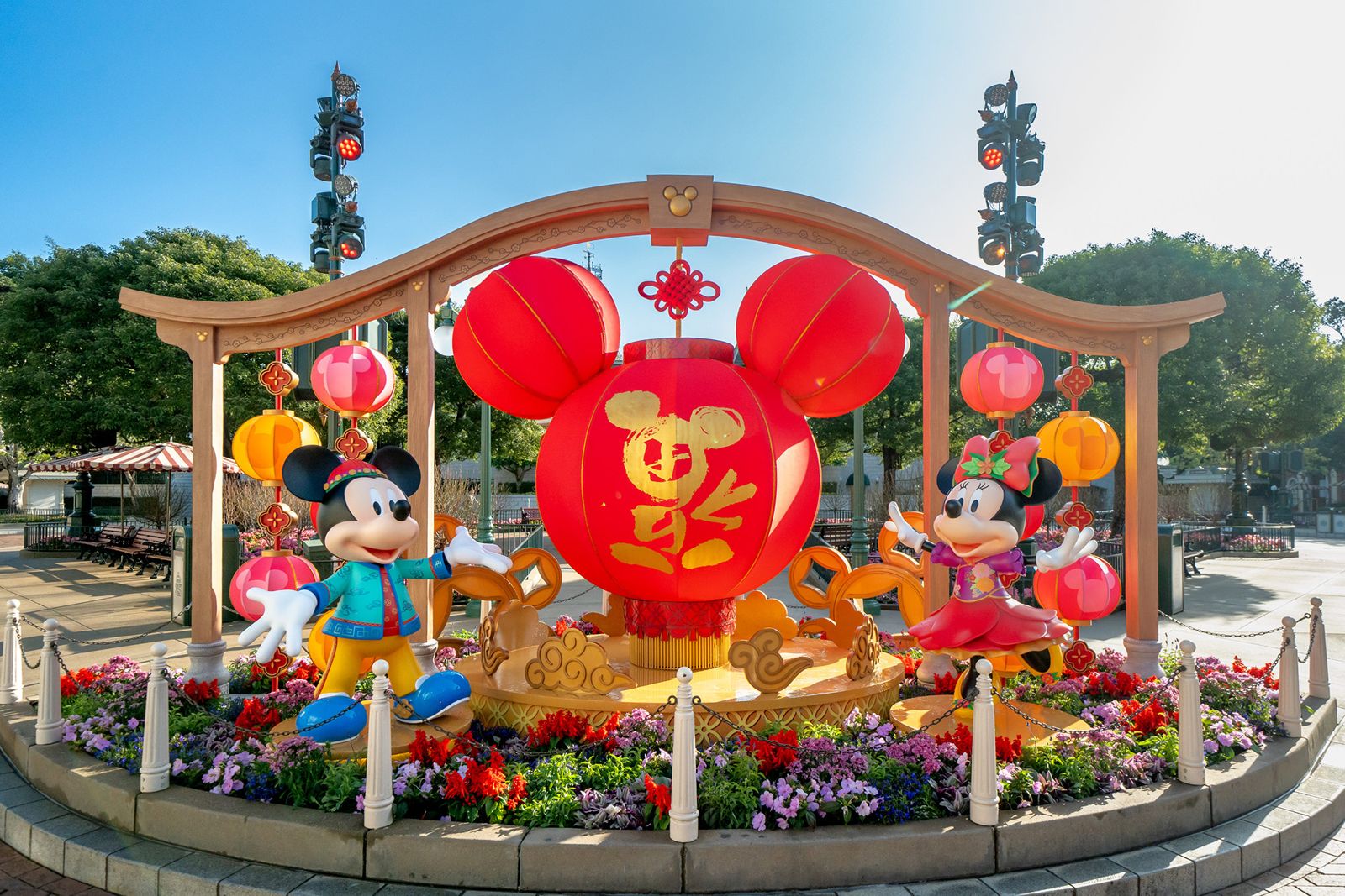 位於小鎮廣場中央的「巨型米奇紅燈籠」是拍攝新春全家福的絕佳背景。(圖/鏡週刊/香港迪士尼樂園提供)