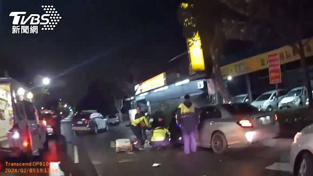 被前老闆追討5萬債務!新北男砍人反被砸車 5人全進警局