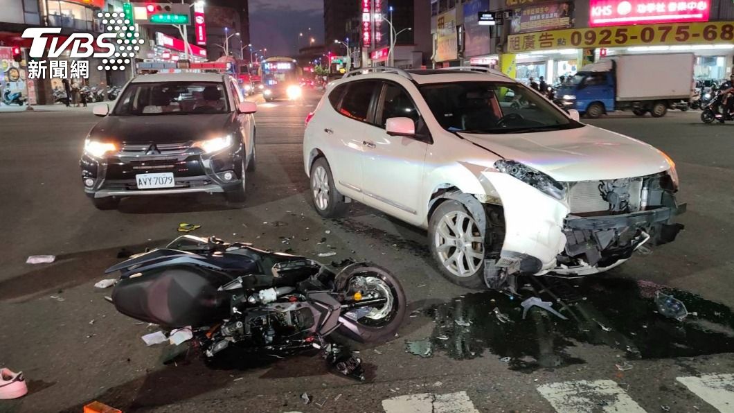 高雄小情侶雙載遭右轉車擊落噴飛　左大腿骨折變形急送醫