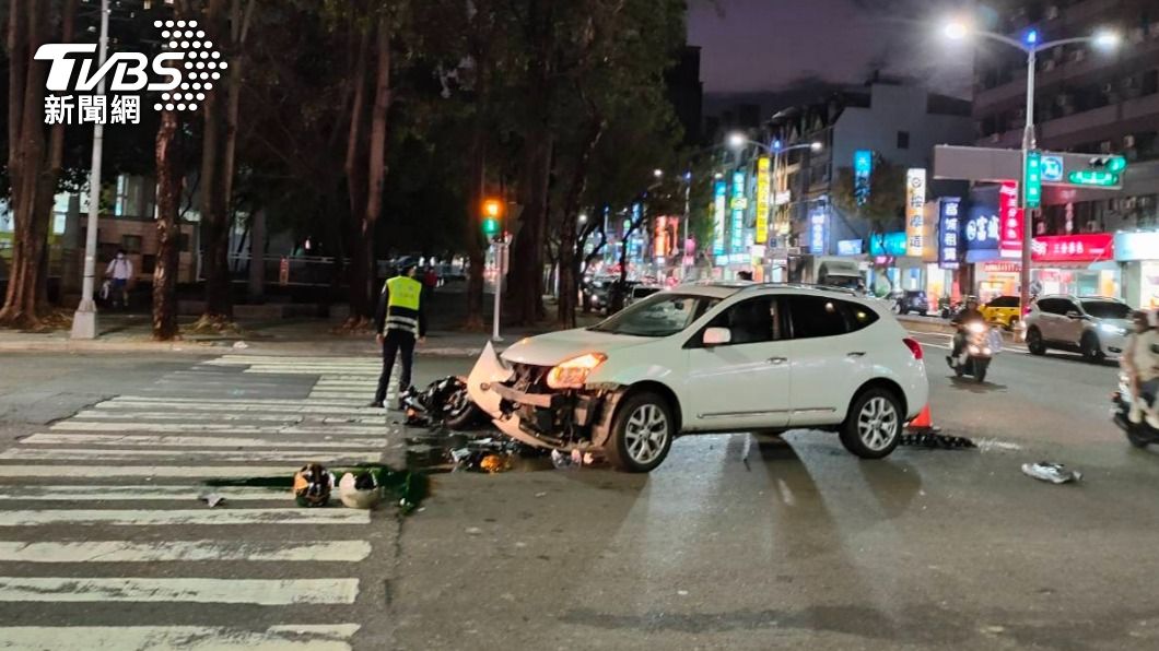 巨大的撞擊力導致朱女轎車車頭毀損、車頭保險桿脫落。(圖/TVBS)