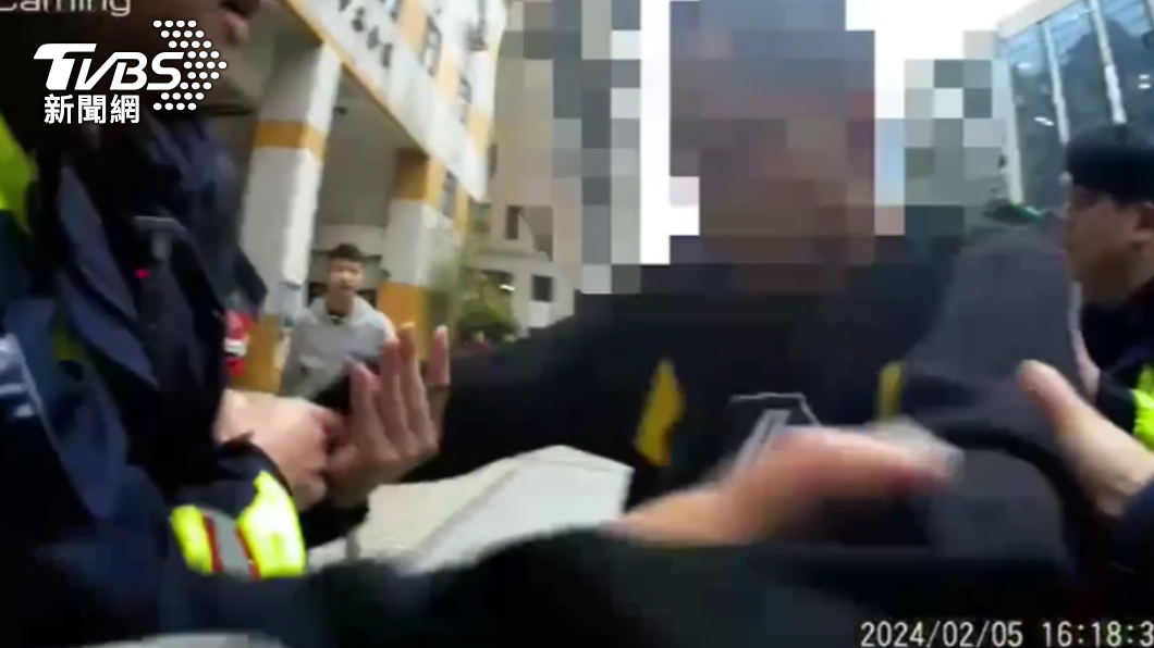 員警到場時男子情緒激動。（圖／TVBS）