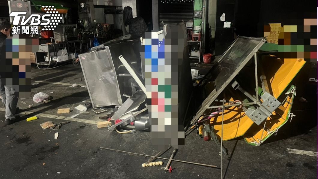 你累了嗎?高雄男開車撞翻六合夜市炒飯攤 老闆逃命嚇到跌倒