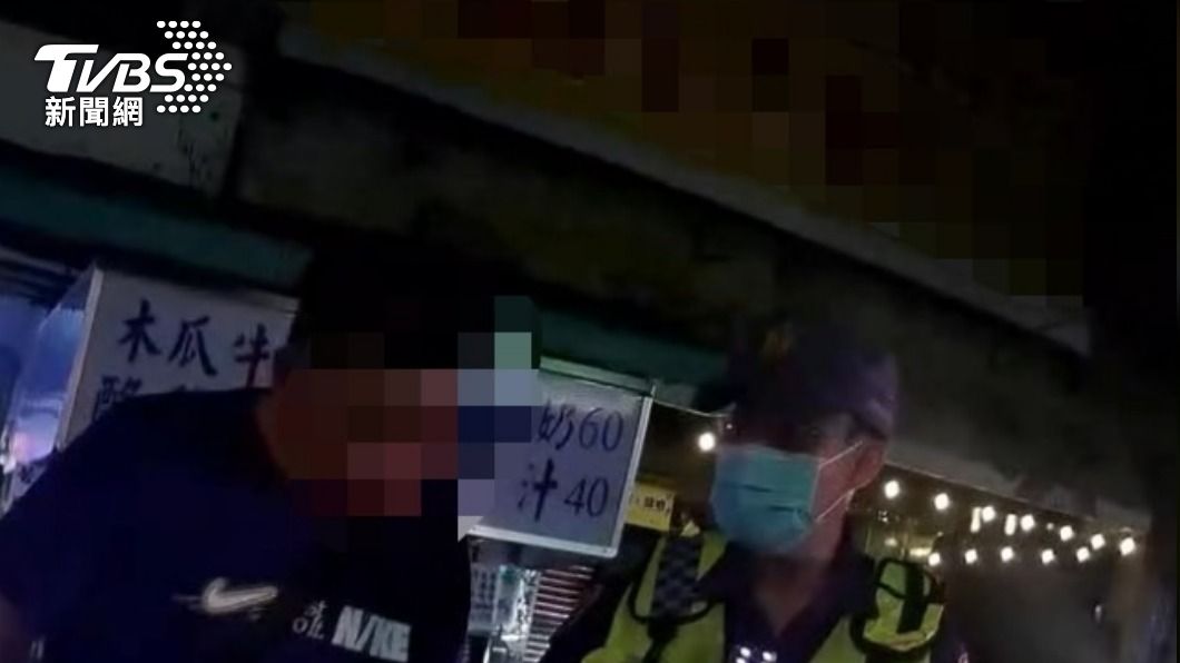 老闆見狀嚇到閃避跌倒。（圖／TVBS）